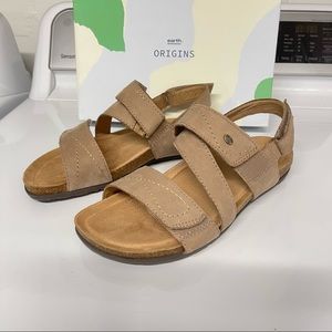 Sandals Earth Origins New with box size 9 leather